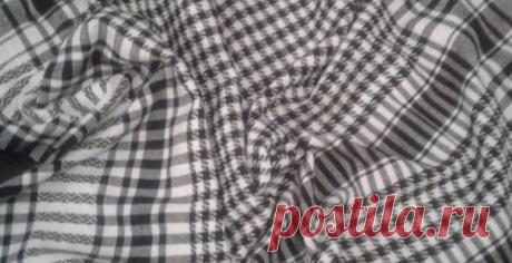 Мастерица достала из шкафа старый черно-белый платок и соединила его концы в кольцо… Мне нравится дарить некоторым вещам новую жизнь. Давно у меня в шкафу лежал черно-белыйплаток, который редко носила, потому что складывая его по диагонале, он становился толстым и коротким… В очередную встречу с платком меня посетили мысли о переделке платка в шарф-палантин или снуд. Потрясающе! Пре