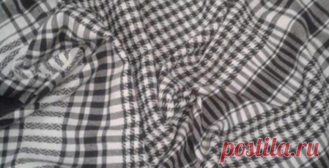 Мастерица достала из шкафа старый черно-белый платок и соединила его концы в кольцо… Мне нравится дарить некоторым вещам новую жизнь. Давно у меня в шкафу лежал черно-белыйплаток, который редко носила, потому что складывая его по диагонале, он становился толстым и коротким… В очередную встречу с платком меня посетили мысли о переделке платка в шарф-палантин или снуд. Потрясающе! Пре