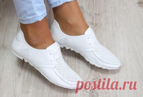 Белая обувь, а особенно кеды или кроссовки, никогда не выйдет из моды. Но для того, чтобы такая вещь гардероба действительно смотрелась красиво, за ней