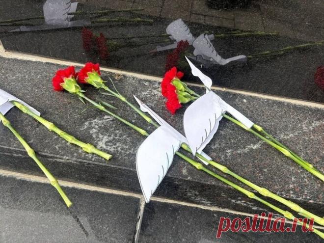 Праздник белых журавлей
Этот поэтический праздник родился из стихотворения Расула Гамзатова «Журавли», навеянного японской историей о девочке Садако, верившей, что тысяча бумажных журавликов исцелит её от болезни. Впервые торжественно отмечен в 1986 году в Дагестане, а с 2009 года по решению ЮНЕСКО отмечается 22 октября как международный день памяти павших воинов.