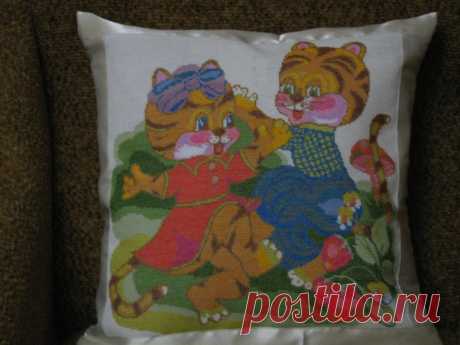 Подушечка &quot;Весёлые зверята&quot;,крестик.