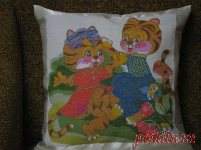 Подушечка "Весёлые зверята",крестик.