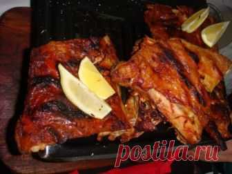 Асадо Асадо – главное блюдо Аргентины: говяжьи ребра (или целая туша теленка), жаренные на углях. У нас летом можно приготовить телятину на мангале, а зимой – в духовке. Не теленок, конечно, но зато с соусом чимичурри, как и положено.