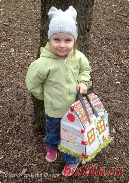 Домик-сумка. Давно хотела сшить домик-сумку для младшей доченьки. Это многофункциональная игрушка: можно использовать как сумку для переноски игрушек, можно играть дома и в дороге, все что нужно убрать внутрь и ничего не потеряется. Такой дом отлично развивает воображение.