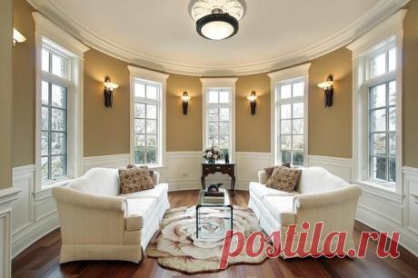 Свет в интерьере порой играет такую же важную роль, как и комфортная расстановка мебели или качество отделки. Некоторые убеждены, что одной люстры вполне достаточно, так ли это? Roomble узнал у специалиста