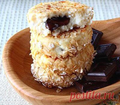 Сырники с шоколадной начинкой в овсяных хлопьях.