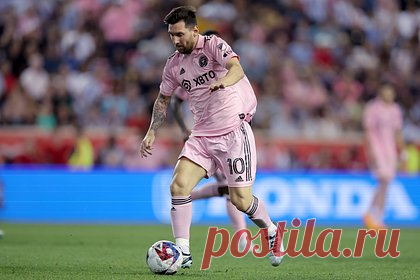 В ПСЖ ответили на критику Месси о поздравлениях с победой на чемпионате мира. Глава «Пари Сен-Жермен» Нассер Аль-Хелаифи ответил на критику со стороны бывшего форварда клуба аргентинца Лионеля Месси из-за поздравления с титулом чемпиона мира. «Было бы неправильно устраивать вечеринку на стадионе. Мы обязаны уважать нашу страну, футболистов сборной Франции и их болельщиков», — заявил он.