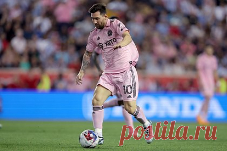 В ПСЖ ответили на критику Месси о поздравлениях с победой на чемпионате мира. Глава «Пари Сен-Жермен» Нассер Аль-Хелаифи ответил на критику со стороны бывшего форварда клуба аргентинца Лионеля Месси из-за поздравления с титулом чемпиона мира. «Было бы неправильно устраивать вечеринку на стадионе. Мы обязаны уважать нашу страну, футболистов сборной Франции и их болельщиков», — заявил он.