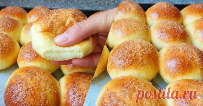 Бабушкин рецепт булочек с яблоками, вкус которых запомнила на всю жизнь Яблочные булочки — приятное воспоминание из детства многих хозяек. Казалось, что в школьной столовой или у бабушки они мягкие и упругие, как настоящая подушка. Но найти подходящий рецепт этой выпечки не так-то просто.