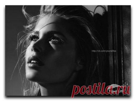 БАЛЛАДА О НАЧАЛАХ"
"Несложен мир. Совсем не сложен -
Мир прост. Он, в принципе, таков,
Что может быть легко разложен
На мудрецов и простаков.
Мы - простаки. Мы в жизнь бежим.
Мы верим в хлеб, в любовь и в книги.
И не подсчитываем миги,
Что составляют нашу жизнь.