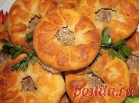 Рецепт "Перемячи или татарские беляши":
Рецепт от бабушки. Вкуснее не пробовал. Принципиальное отличие этого рецепта от аналогичных в использовании бездрожжевого теста.
Ингредиенты для "Перемячи или татарские беляши":
Фарш мясной (Использую фарш из телятины с добавлением 30% свиного. ) — 1 кг
Лук репчатый — 3 шт
Вода газированная (Лью на глаз, фарш сам подскажет, сколько её необходимо.) — 100 г
Мука пшеничная (Обычно беру с запасом. В остатках теста запекаю сыр с чесноком и травами. Получаютя