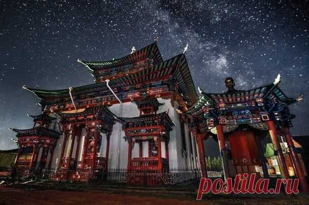 Этот монастырь под названием Иволгинский дацан находится в Бурятии, в ста километрах от озера Байкал, недалеко от Улан-Удэ