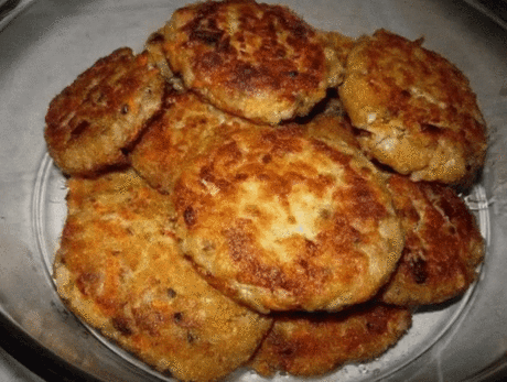 Очень быстрые и вкусные котлетки. Дети их просто обожают!
Ингредиенты:
-филе куриное - 1 кг,
-сырок плавленый - 3 шт.,
--зеленый лук - 1 пучок,
-укроп или петрушка - 1 пучок,
-яйцо - 1 шт.,
-майонез или сметана - 3 столовых ложки,
-специи,
-чеснок - 2 зубчика.
Приготовление:
Пропускаем через мясорубку филе, сырки, зелень и чеснок с зеленым луком.
Все хорошо перемешиваем.
Добавляем сырое яйцо, майонез или сметану, солим, перчим.
Затем формируем маленькие котлетки, обваливаем в сухарях - и жа