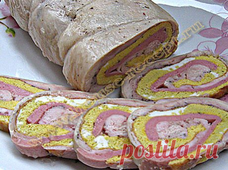 Куриный рулет с начинкой из омлета с колбасой..