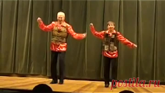 Дед с внуком танцуют 