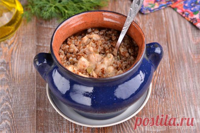Гречка с курицей в горшочках.

Готовим вкуснейшую гречку с курицей, репчатым луком, чесноком и майонезом в горшочках. Мясо измельчаем на небольшие кусочки, дополняем майонезом, репчатым луком и закладываем с гречкой в горшочки в сыром виде.