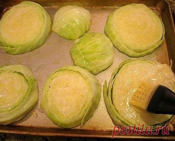 ПОЛЕЗНО ЗНАТЬ ХОЗЯЙКЕ!!!!
Жареная капуста с чесноком (постный рецепт) ⠀
Оригинальный рецепт приготовления ароматной капусты, запеченной с чесноком в духовке. ⠀
Ингредиенты ⠀
1 кочан капуста (белокочанная среднего размера)
4 зубчика чеснок
0,5 чашки растительное масло
2 щепотки перец (чёрный молотый)
3-4 щепотки соль
Порции:
5 ⠀
Для запекания капусты включаем духовку на 180 градусов.
Кочан капусты нарезаем, начиная с верхушки, кусками толщиной 2-2,5 см., выкладываем на смаз...