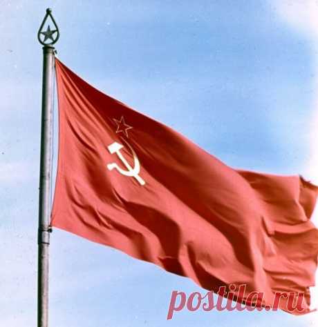 Присмотритесь внимательно к знаменам различных государств, и вы увидите на них почти всегда зверей и хищных птиц. На знамени же Советской власти - серп и молот. Тысячелетиями мечтали народы о мирном труде и мирной жизни, но на знаменах своих государств они видели лишь львов и волков, а у знаменосцев — окровавленные руки. На знамени же Советской власти человечество видит символ труда — серп и молот.

О.Т. Туманян, выдающийся армянский поэт и писатель, общественный деятель
#ссср