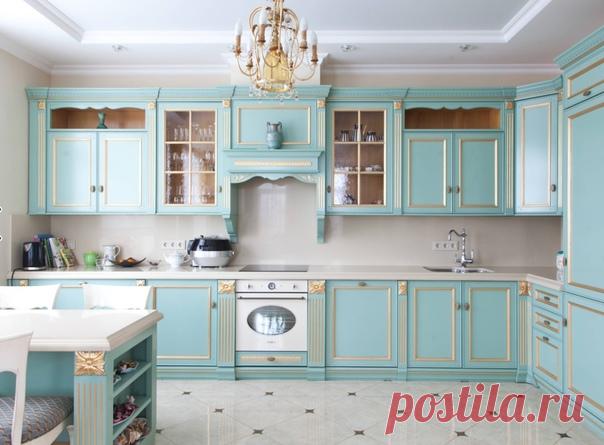Угловая кухня в стиле современная классика с бирюзовыми фасадами, врезной раковиной, фасадами с утопленной филенкой, белым фартуком.