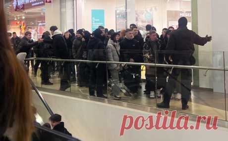 В Петербурге и Новосибирске задержали 150 подростков из-за ЧВК «Рёдан». Название ЧВК «Рёдан» взято из манги, ее последователи носят черную одежду с изображением пауков и устраивают массовые драки в ТЦ. В Санкт-Петербурге задержали свыше 100 подростков, пишет «Фонтанка»