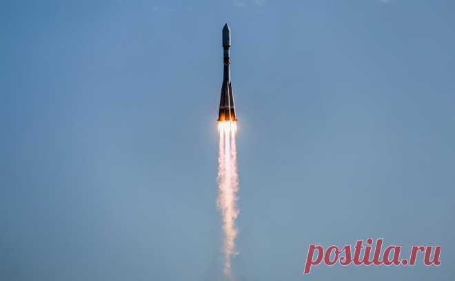 «Роскосмосу» предложили разрешить размещение рекламы на ракетах. Реклама на космических объектах и технике может принести ежегодный доход свыше 200 млн руб. Делить его предлагается между федеральным бюджетом и фондами «Роскосмоса». В 2021 году разместить баннер на ракете хотел Сбербанк