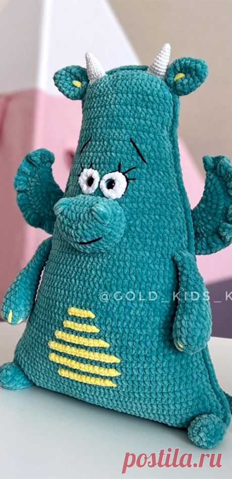 PDF Декоративная подушка Дракон крючком. FREE crochet pattern; Аmigurumi toy patterns. Амигуруми схемы и описания на русском. Вязаные игрушки и поделки своими руками #amimore - плюшевый дракон, большой дракончик из плюшевой пряжи, дракоша, динозавр, динозаврик.