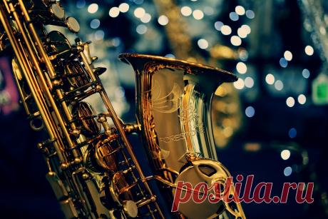 Интересные факты о саксофоне Саксофон — инструмент из семейства деревянных духовых, чаще всего сделанный из медных духовых инструментов, изобретенный в 1846 году Адольфом Саксом.