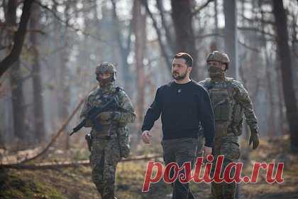 Зеленскому и Залужному посоветовали учиться строить линии обороны у россиян. Украинскому руководству стоит поучиться строить оборонительные линии у российских военнослужащих. Такой совет президенту Зеленскому, премьеру Шмыгалю, главкому Залужному и Генштабу республики дал главред сайта «Цензор.нет» Юрий Бутусов, комментируя видео-обзор оборонительных систем ВС РФ.