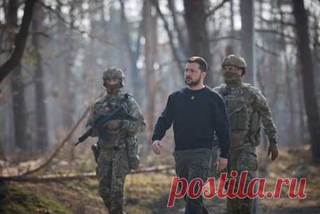 Зеленскому и Залужному посоветовали учиться строить линии обороны у россиян. Украинскому руководству стоит поучиться строить оборонительные линии у российских военнослужащих. Такой совет президенту Зеленскому, премьеру Шмыгалю, главкому Залужному и Генштабу республики дал главред сайта «Цензор.нет» Юрий Бутусов, комментируя видео-обзор оборонительных систем ВС РФ.