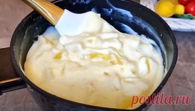 Каждый год готовлю на праздничный стол. Ароматный торт-пирог: крем, как яблочный пудинг Для многих торты и пироги — это два совершенно разных вида выпечки. Торты относятся к категории десертов, а пироги к сдобным хлебным изделиям. Однако умелые кондитеры смогли совместить два вида выпечки так, чтобы получилось нечто оригинальное. Разумеется, торты берут свои корни как раз из пирогов. Изначально тесто для коржей и бисквитов готовилось аналогично. Лишь в […]