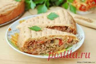 Пирог с фаршем на сметанном тесте Хочу предложить приготовить мясной пирог на сметанном тесте. Тесто тонкое, нежное. Начинка из фарша, овощей, сыра и сметаны. Получилось сочно, ароматно. Рецепт взят с немецкого сайта, автор Silvia, спасибо ей огромное...