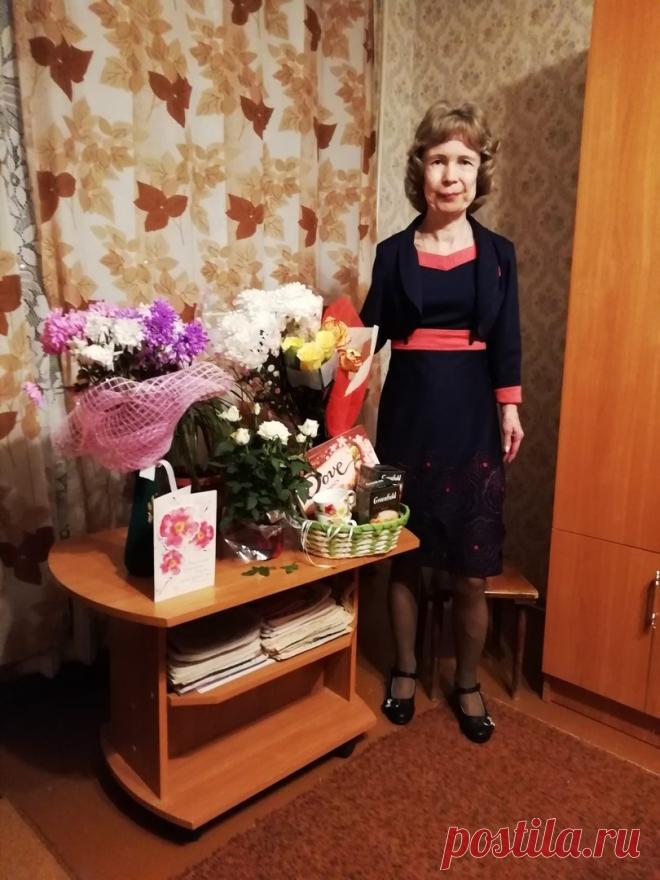 И снова юбилей,
На мне обновочка,
А я всё таже
В душе девчёночка

Надела платье я симпатичное
И настроение романтичное.

Летят года-
Стареть не хочется,
Как угорелые 
Они проносятся.

Дела не спорятся уж неумелые
И все желания,мечты несмелые.

Я в зрелом возрасте,
Года всё множатся,
И как же дальше
В судьбе всё сложится?

Уж с молодыми сравнюсь едва ли я,
Но у меня ещё всё таже талия.

Всё также хочется
Ещё счастливой быть,
И так же хочется 
Ещё любить и жить!