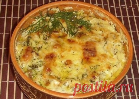 Картошка с курицей и грибами под соусом в глиняных горшочках