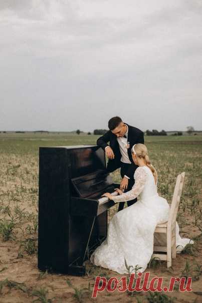 Try this on your piano Ребята создали необычную свадебную фотосессию. За основу они взяли тему фортепьяно, картину 1906 года. Смотрите, как это было красиво!