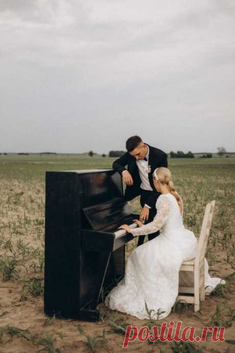 Try this on your piano Ребята создали необычную свадебную фотосессию. За основу они взяли тему фортепьяно, картину 1906 года. Смотрите, как это было красиво!