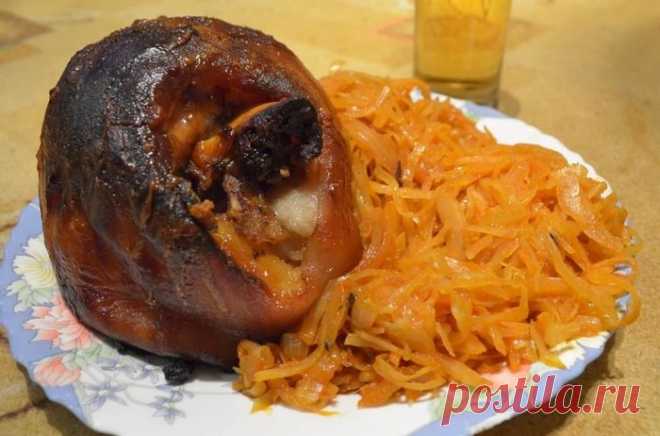 Свиная рулька с тушёной квашенной капустой