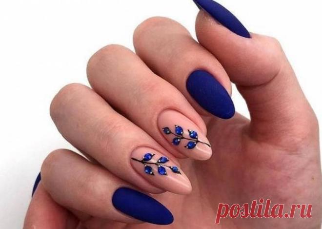 Синий маникюр 2021: идеи модного дизайна Стильные идеи синего маникюра на длинные и короткие ногти, модные тренды и новинки повседневного и вечернего нейл-арта 2021!