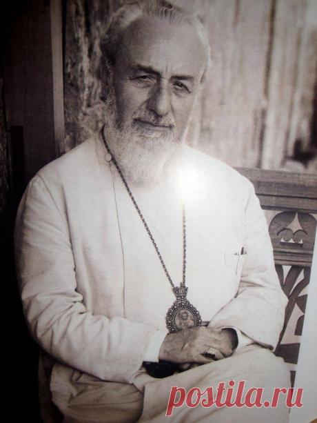 Կայ մէ՛կ հայ ժողովուրդ, կայ մէ՛կ Հայ Հայրենիք, կայ մէ՛կ ճակատագիր, հետևաբար՝ կայ մէ՛կ կամեցողություն եւ գործելու մէ՛կ ուղղություն: Մեծ են բոլոր նրանք, ովքեր իրենց ցեղի կարողություններն ու առավելությունները կխտացնեն իրենց մեջ: Երբ մի ժողովուրդ կանգնած է մնում անցյալի ժառանգության վրա առանց ներկա լիությամբ ու ստեղծագործորեն ապրելու, առանց նոր խոսք ասելու, առանց նոր արժեքներ ստեղծելու նոր ժամանակների տարազով, այդ ժողովրդի առաջ փակվում են դեպի ապագա տանող դռները.. ՎԱԶԳԵՆ Ա