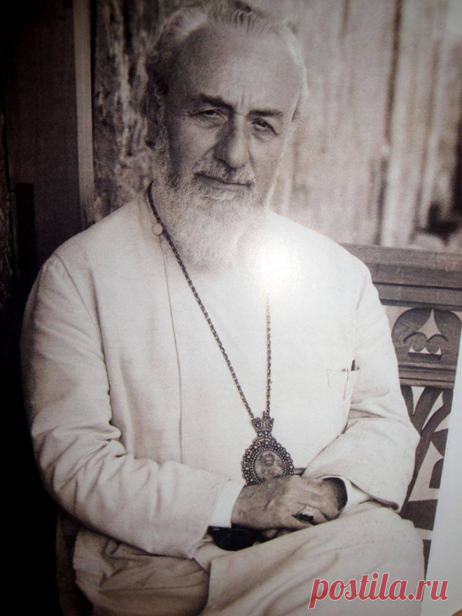 Կայ մէ՛կ հայ ժողովուրդ, կայ մէ՛կ Հայ Հայրենիք, կայ մէ՛կ ճակատագիր, հետևաբար՝ կայ մէ՛կ կամեցողություն եւ գործելու մէ՛կ ուղղություն: Մեծ են բոլոր նրանք, ովքեր իրենց ցեղի կարողություններն ու առավելությունները կխտացնեն իրենց մեջ: Երբ մի ժողովուրդ կանգնած է մնում անցյալի ժառանգության վրա առանց ներկա լիությամբ ու ստեղծագործորեն ապրելու, առանց նոր խոսք ասելու, առանց նոր արժեքներ ստեղծելու նոր ժամանակների տարազով, այդ ժողովրդի առաջ փակվում են դեպի ապագա տանող դռները.. ՎԱԶԳԵՆ Ա