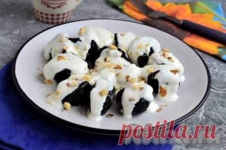 Чернослив, фаршированный грецкими орехами, в сметане