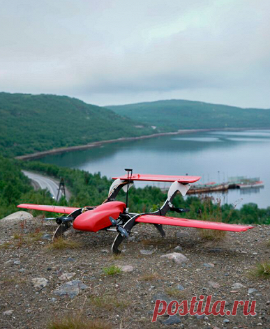 2020. В России представили профессиональный беспилотник Fixar 007 вертикального взлета и посадки. На одном заряде батареи дрон может проработать до 60 минут и преодолеть 60 км. Крейсерская скорость - 72 км/ч, грузоподъемность - 2 кг. Дрон способен эффективно работать при температурах от -30 до +60°C, а также на высотах до 5000 м над уровнем моря