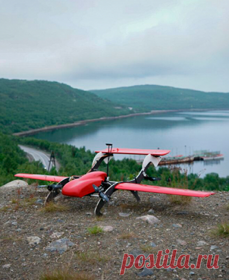 2020. В России представили профессиональный беспилотник Fixar 007 вертикального взлета и посадки. На одном заряде батареи дрон может проработать до 60 минут и преодолеть 60 км. Крейсерская скорость - 72 км/ч, грузоподъемность - 2 кг. Дрон способен эффективно работать при температурах от -30 до +60°C, а также на высотах до 5000 м над уровнем моря