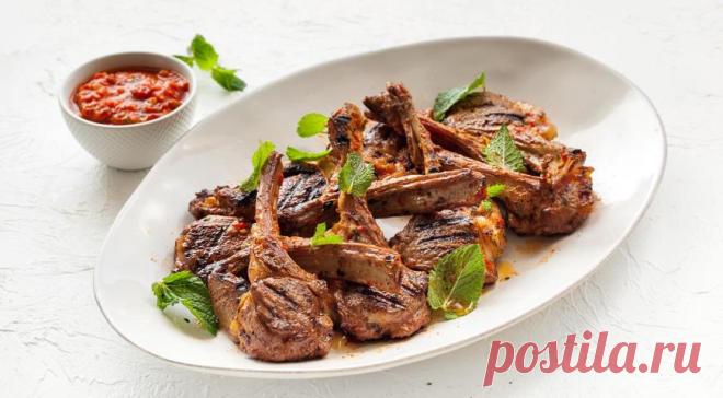 Котлеты-гриль в маринаде из печеного перца - ПУТЕШЕСТВУЙ ПО САЙТУ. Если вам захотелось баранины на углях, а выбраться на природу или на дачу в ближайшем времени не получается, воспользуйтесь этим рецептом. Маринад из запеченного перца добавит мясу тот самый вкус дымка. ИНГРЕДИЕНТЫ 16 котлет на косточке из ягнятины 6 сладких красных перцев 150 г грецких орехов 75 г вяленых помидоров …