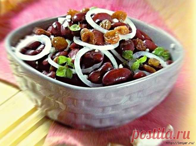 Салат из фасоли с изюмом .