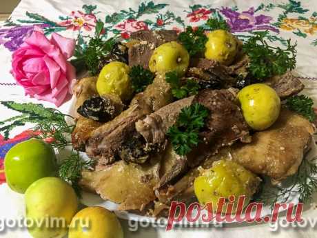 Гусь в духовке с яблоками и черносливом в рукаве. Рецепт с фото Гусь с черносливом и яблоками получается нежный и сочный, если его запечь в рукаве. Сладко - кислые яблоки и чернослив придадут мясу необыкновенный вкус. Получается мягкое и нежное мясо, приготовленное в собственном соку, пропитанное яблочным соком. Особую изюминку придаст блюду чернослив. Кисло-сладкие яблочки и чернослив такие вкусные, что съедаются в первую очередь. Чтобы приготовить такого гуся, нужны неко...