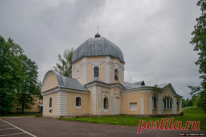 Знаменская церковь построена в стиле барокко на средства Ивана Федоровича Глебова в 1764-1772 году рядом с деревянным.  |  Усадьба ЗНАМЕНСКОЕ-РАЕК, Тверская область, Торжокский район - Летопись Русской Усадьбы