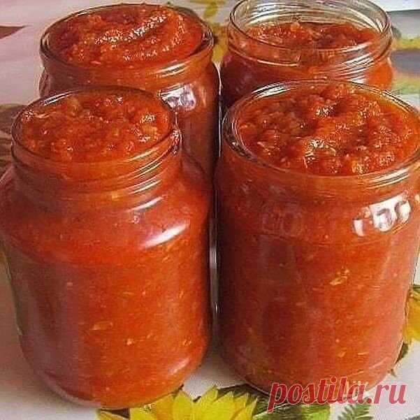 Аджика из кабачков
Приготовьте пока сезон 
Ингредиенты:
-Кабачки 3 кг
-Морковь 500 гр
-Перец сладкий 500 гр
-Чеснок 5 головок
-Помидоры 1,5 кг
-Красный перец молотый 2,5 ст.л
-Сахар 100 гр
-Соль 2 ст.л.
-Масло растительное 200 гр
Приготовление:
Помидоры измельчить в мясорубке
Кабачки очистить от кожи и тоже пропустить через мясорубку
Следующим на очереди - сладкий перец, за ним - морковь
Выдавить чеснок или измельчить в ступке
Все овощи объединить. Добавить соль, сахар, масло
Варить кабачков