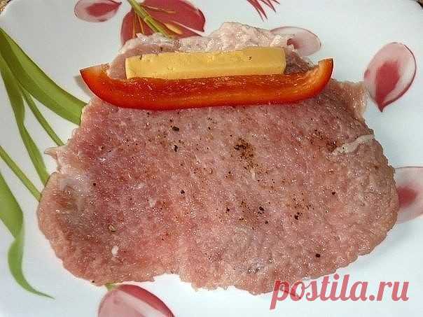 Мясные рулетики - блюдо, с которым можно экспериментировать бесконечно, выбирая любую начинку и способы приготовления. Но я остановилась на этом варианте, и моя семья была в восторге. Хочу и с вами поделится этим простым, но в тоже время очень вкусным рецептом.

Для приготовления мясных рулетиков понадобится:
свинина - 500 г;
сладкий перец - 1 шт.; 
сыр твердый - 100-130 г;
соль;
молотый черный перец.

Свинину вымыть, обсушить.

Нарезать свинину пластами.

Мясо хорошо отби...