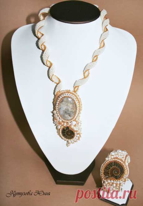 Нежное, воздушное колье прекрасно дополнит ваш образ. 
Агат, аммонит, жемчуг, кальцит, чешский и японский бисер, металлофурнитура. 
 
Точный повтор не возможен. 
цена рассчитывается индивидуально.