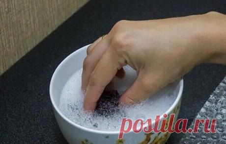 РАСТВОР, КОТОРЫЙ ОТМЫВАЕТ ВСЁ!

Мою всё....
Посуду, мебель, внутри шкафов, плитку, линолеум, бытовую технику, выключатели, батареи. Моментально отмывает. Все блестит.

Делаю раствор:
1,5 л. теплой воды + 2 ст.л. соды питьевой + 2 ст.л. уксусной эссенции + 1 ст.л. лимонной кислоты.

Посуду ополаскиваю. Шкафы протираю сверху мягкой тряпкой, которую кладу в этот же раствор на несколько минут и прополаскиваю.